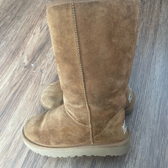 Ugg Tall boot w/ leopard print inside - Picture 3 of 6